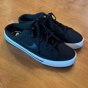 NWOT Nike Court Legacy Mule